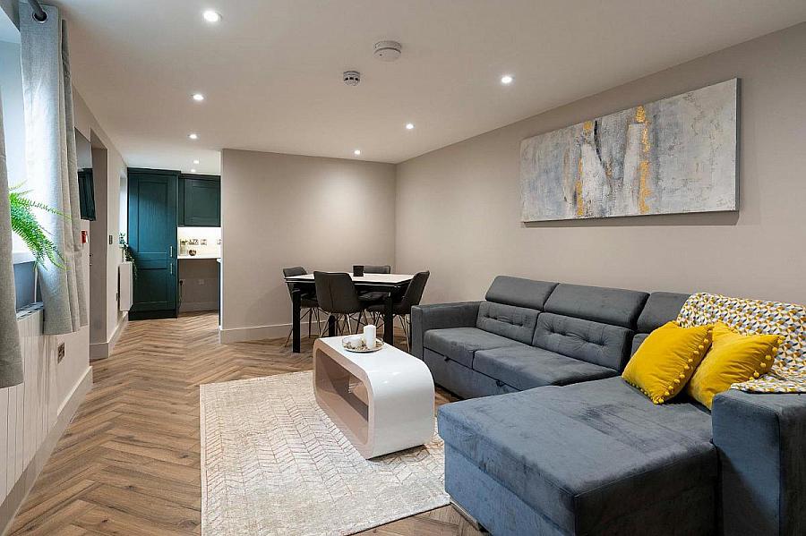 Apt 4, 37 West, 16 Ramore Street