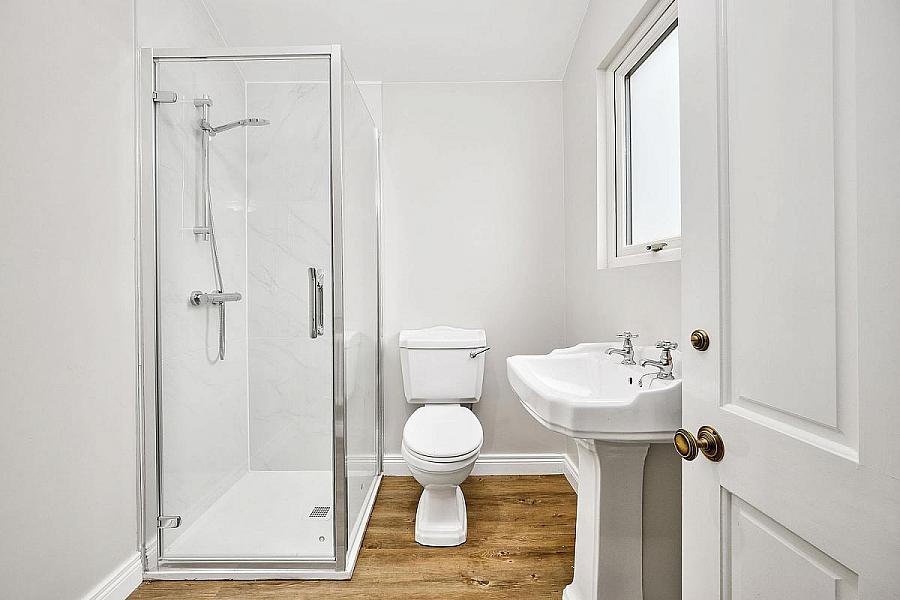 10 Queenora Avenue & Seperate Annex