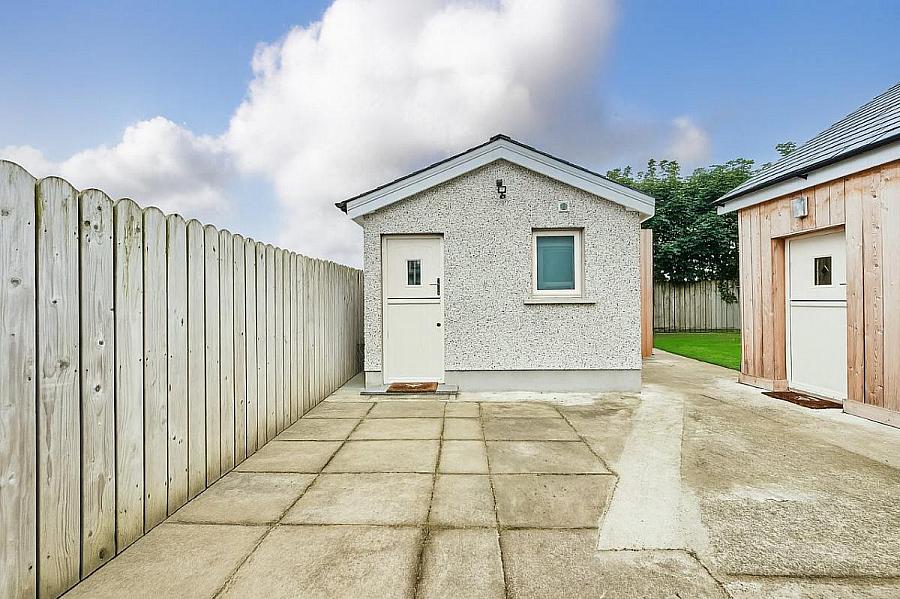 10 Queenora Avenue & Seperate Annex