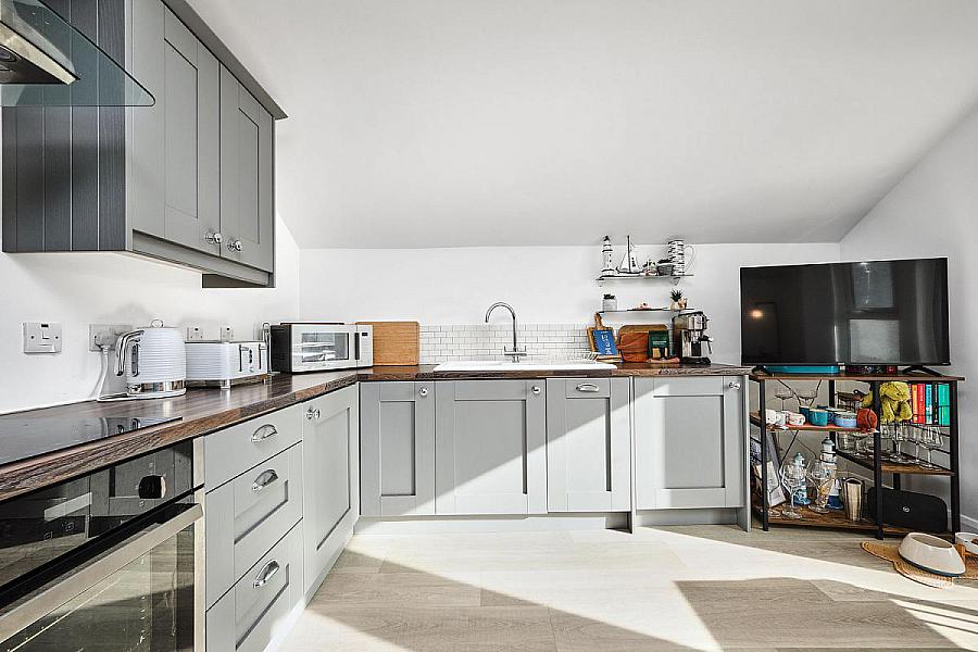 Apartment 6, 97 Eglinton Street