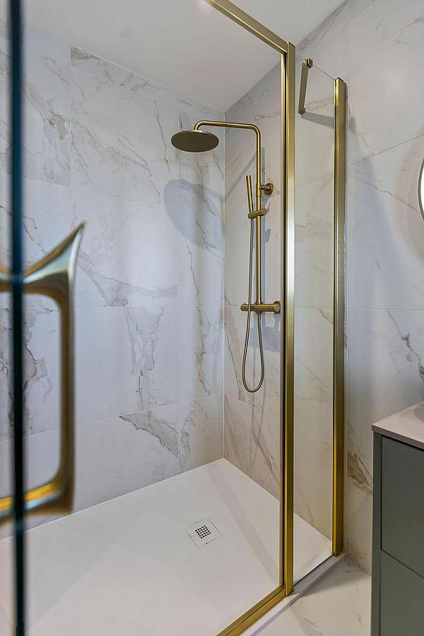 13 Six West, Apt 5, 17 The Promenade