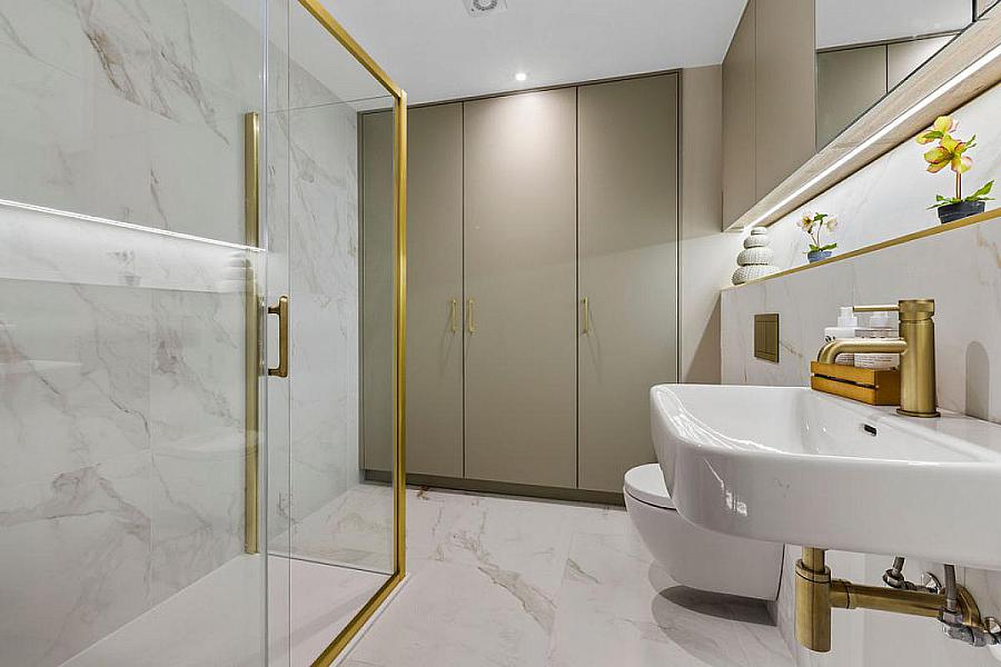 13 Six West, Apt 5, 17 The Promenade