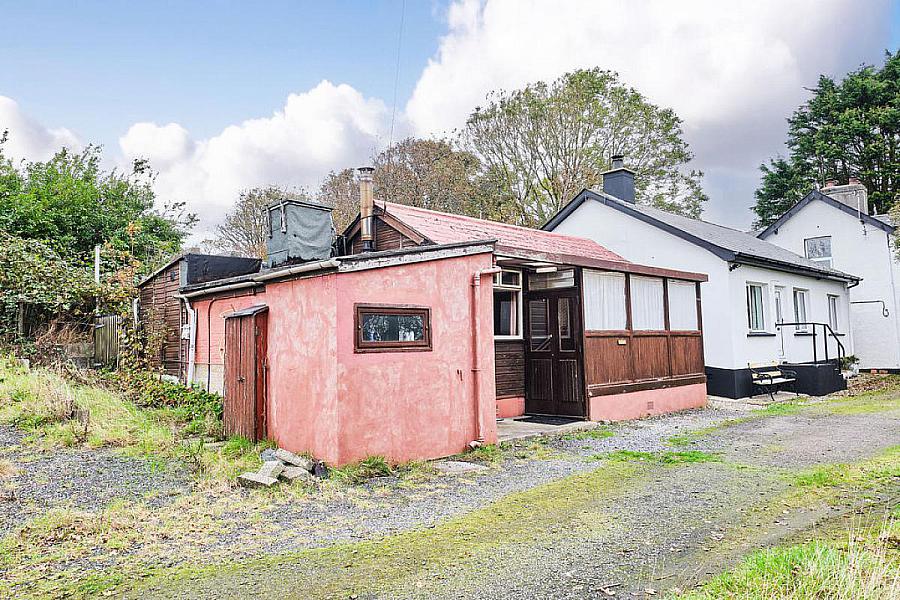 Cottage & Land At 10 Maddy Benny Park