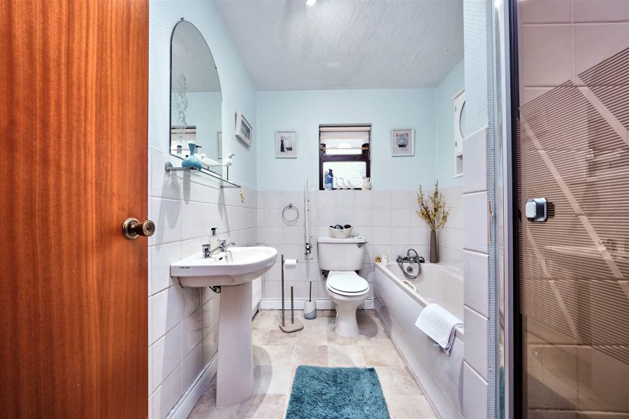 36 Girona Avenue
