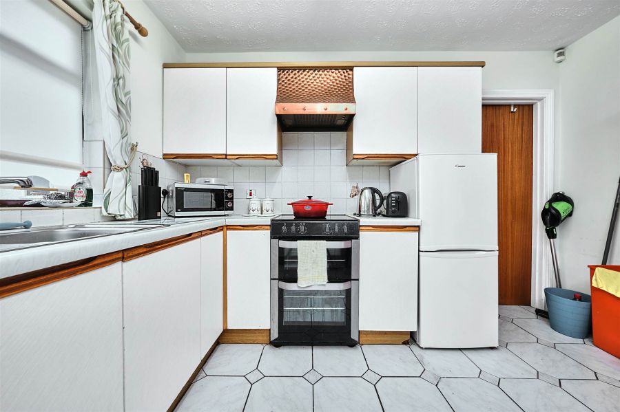 36 Girona Avenue
