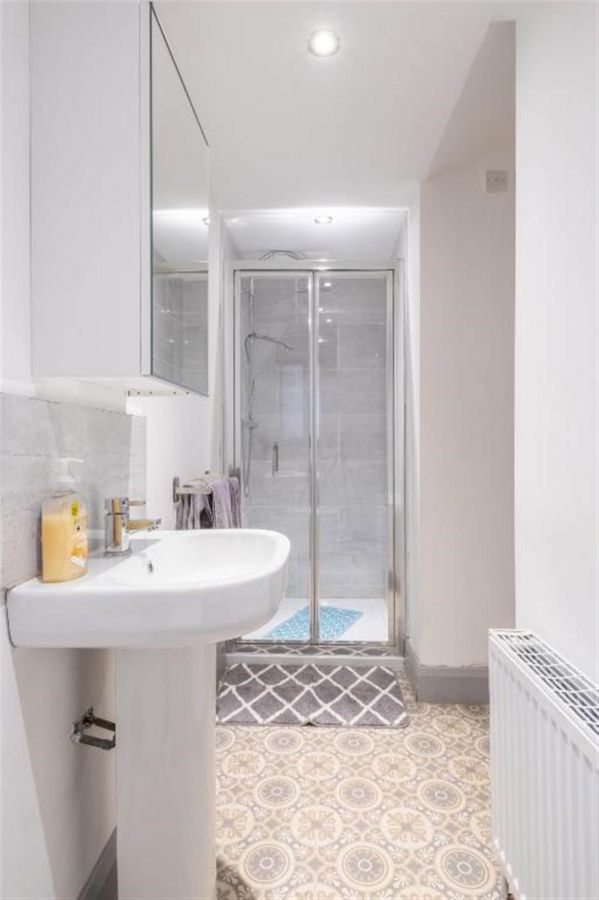 Apt 1, 75 Eglinton Street