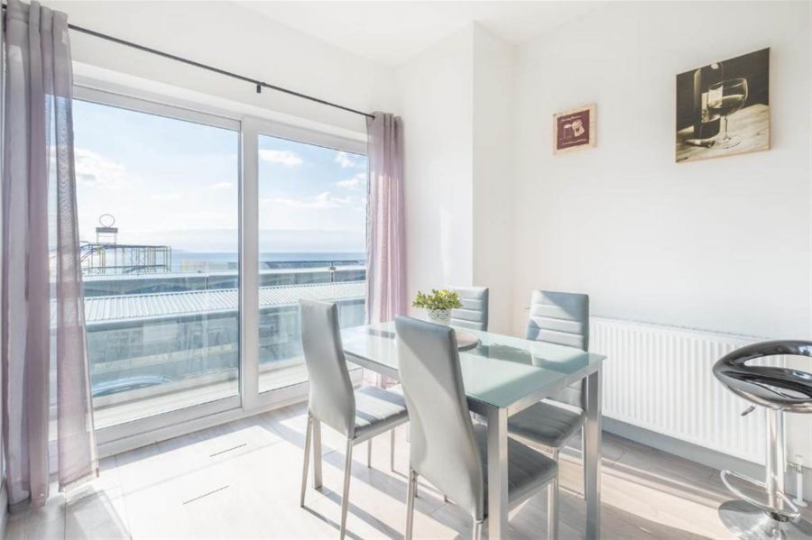 Apt 1, 75 Eglinton Street