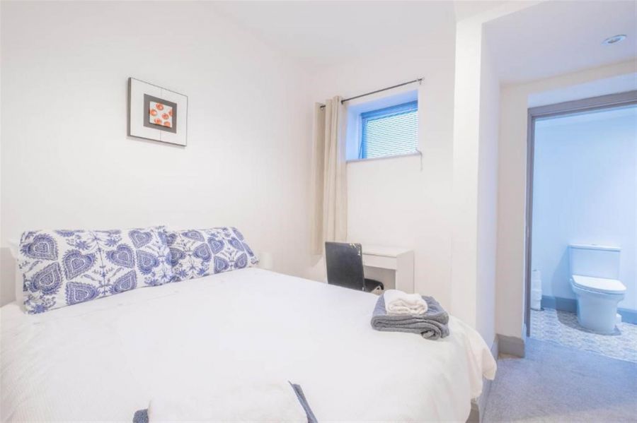 Apt 1, 75 Eglinton Street