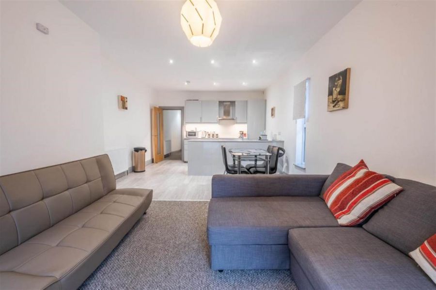Apt 3, 75 Eglinton Street
