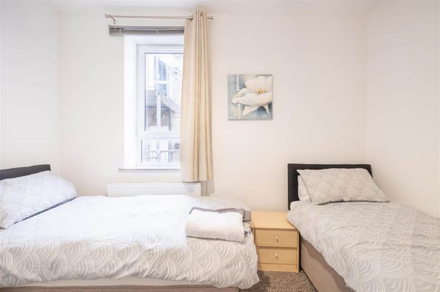 Apt 3, 75 Eglinton Street