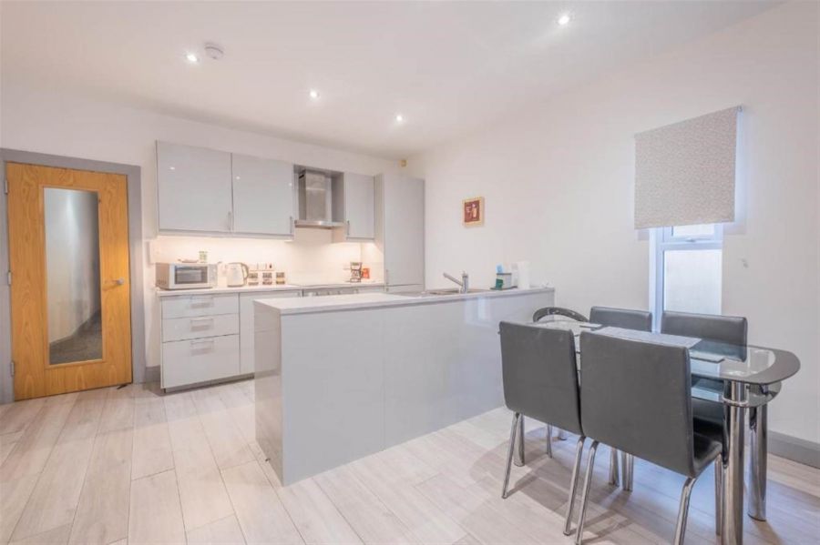 Apt 5, 75 Eglinton Street