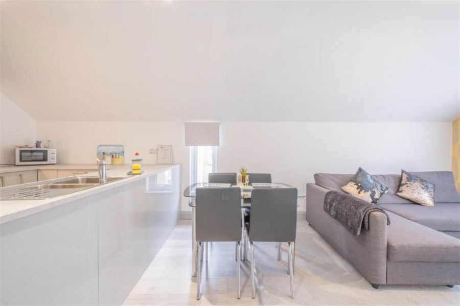 Apt 5, 75 Eglinton Street