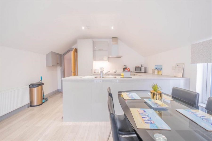 Apt 5, 75 Eglinton Street