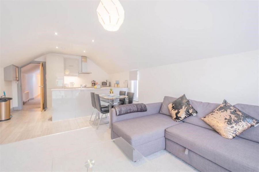 Apt 5, 75 Eglinton Street