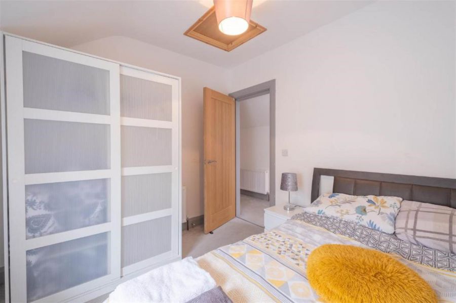 Apt 5, 75 Eglinton Street