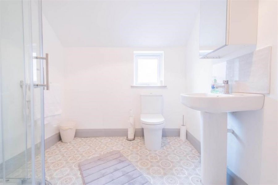 Apt 5, 75 Eglinton Street