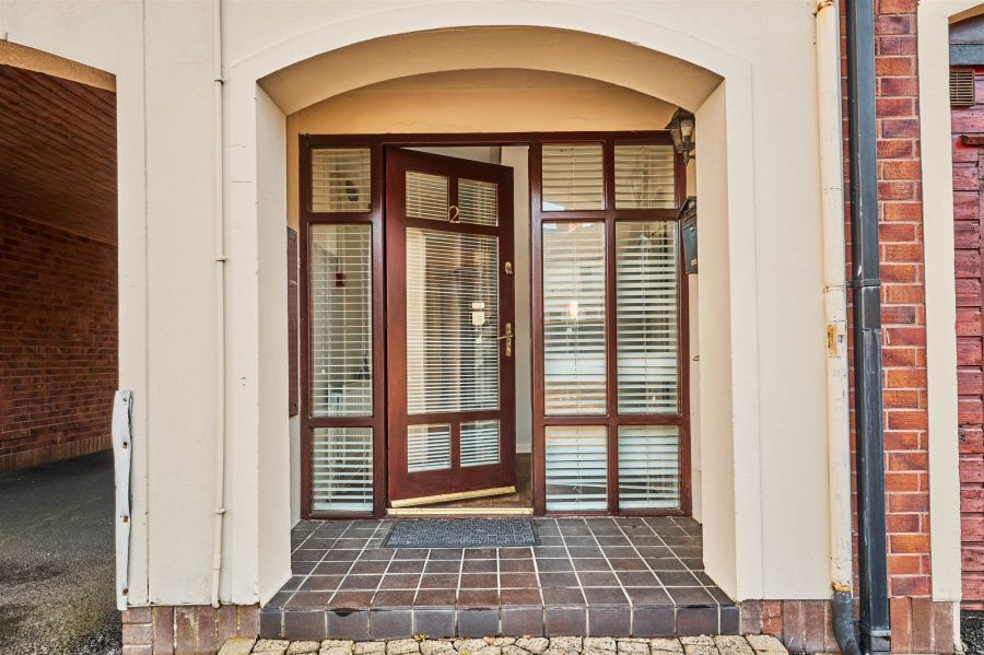 2 Lodge Court