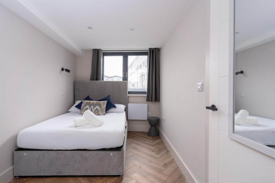 Apt 4, 37 West
