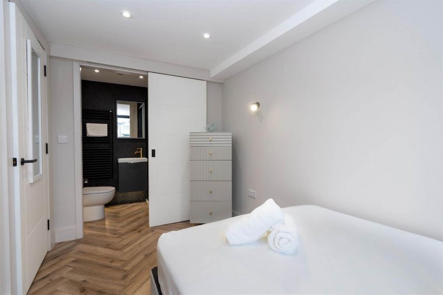 Apt 4, 37 West
