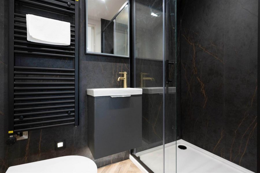 Apt 4, 37 West