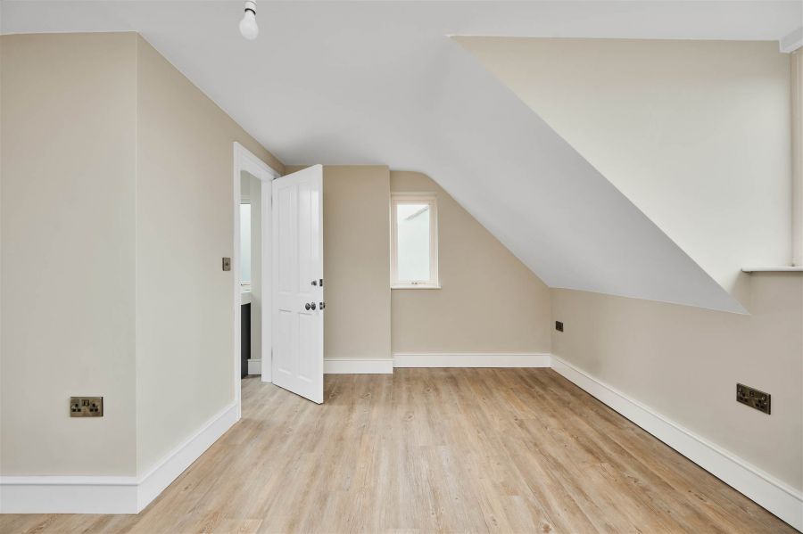 10 Queenora Avenue & Seperate Annex