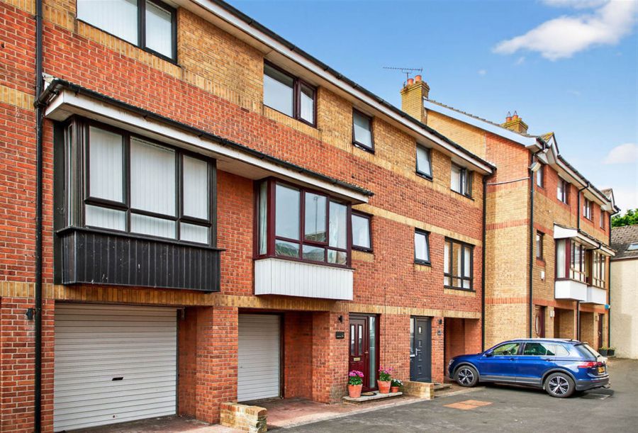 6 Causeway Court