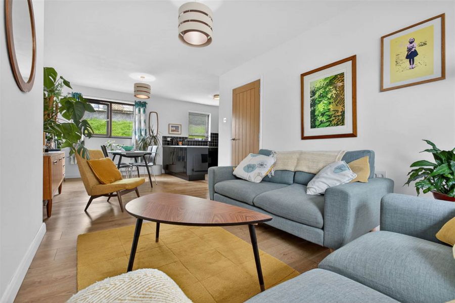 6 Causeway Court