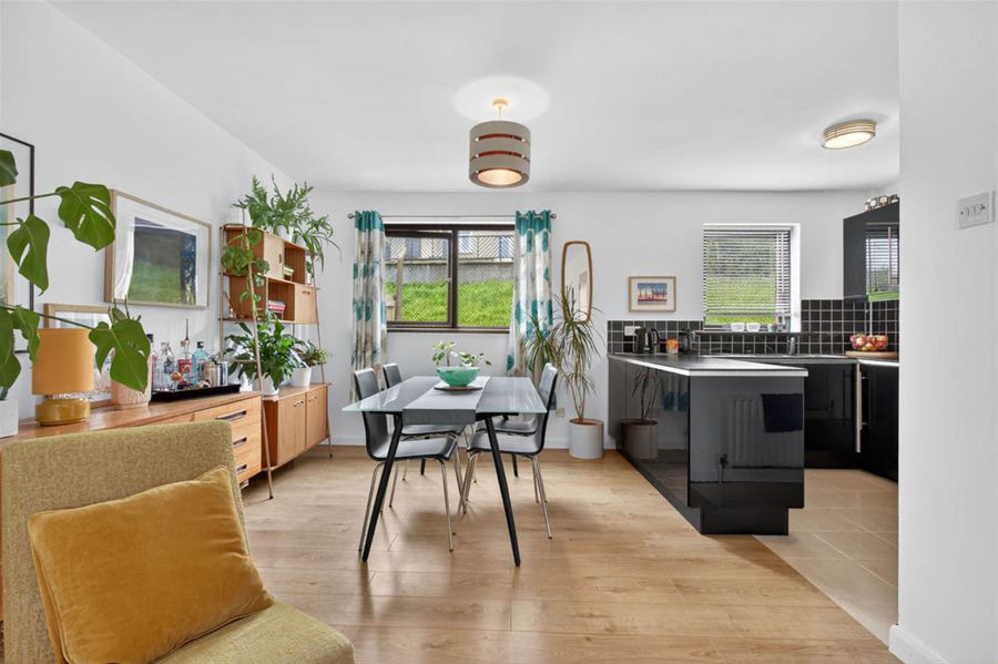 6 Causeway Court