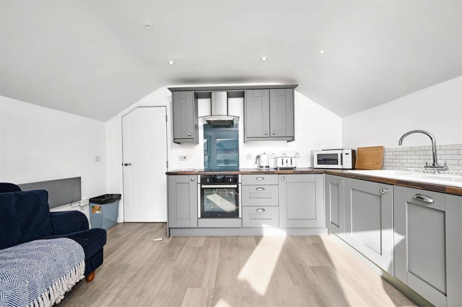 Apartment 6, 97 Eglinton Street