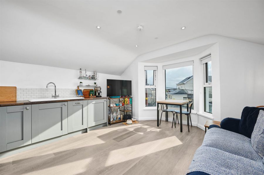 Apartment 6, 97 Eglinton Street
