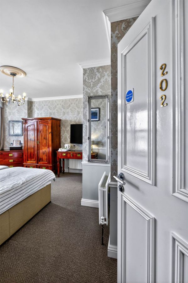 Albany Lodge 2 Eglinton Street