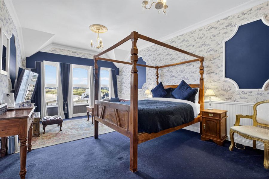 Albany Lodge 2 Eglinton Street