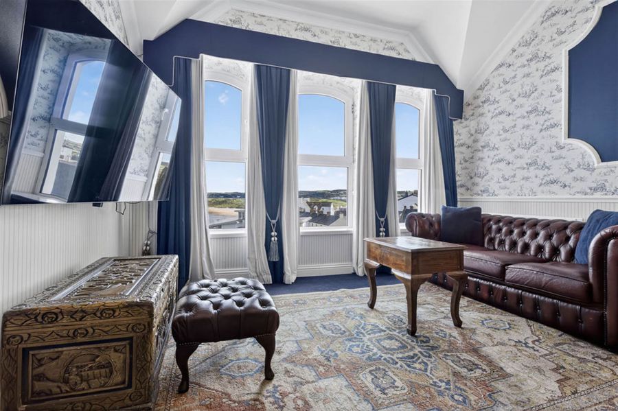 Albany Lodge 2 Eglinton Street
