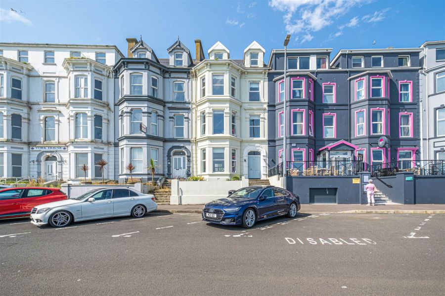 Apt 4, 16 Lansdowne Crescent