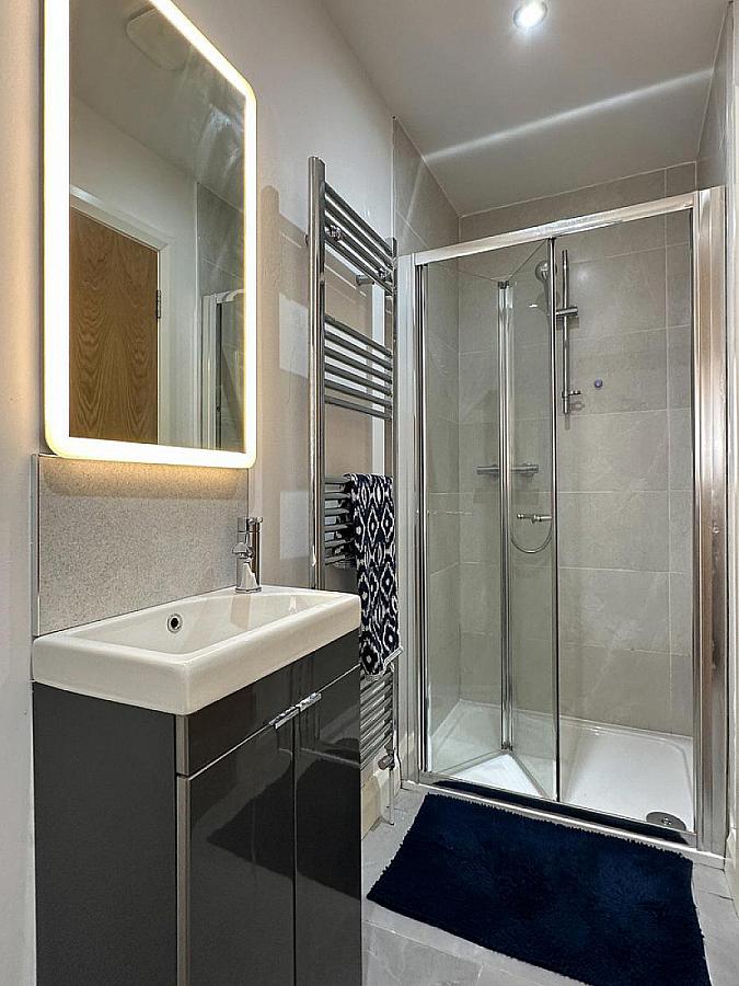 Apt 1 Lodge Grove, Lodge Road