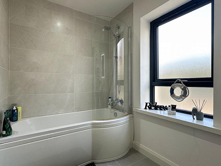 Apt 1 Lodge Grove, Lodge Road