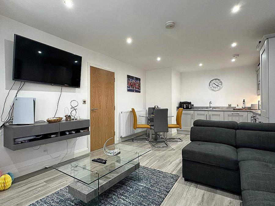 Apt 1 Lodge Grove, Lodge Road