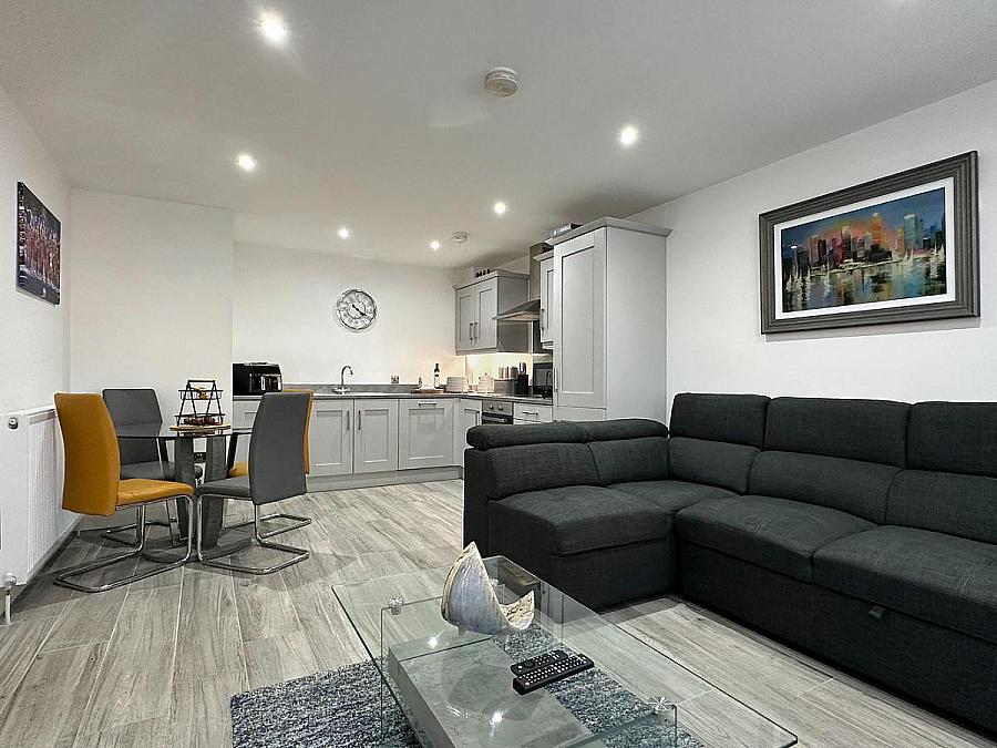 Apt 1 Lodge Grove, Lodge Road