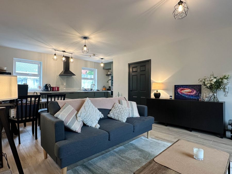 Apt 5 Circular Road Mews