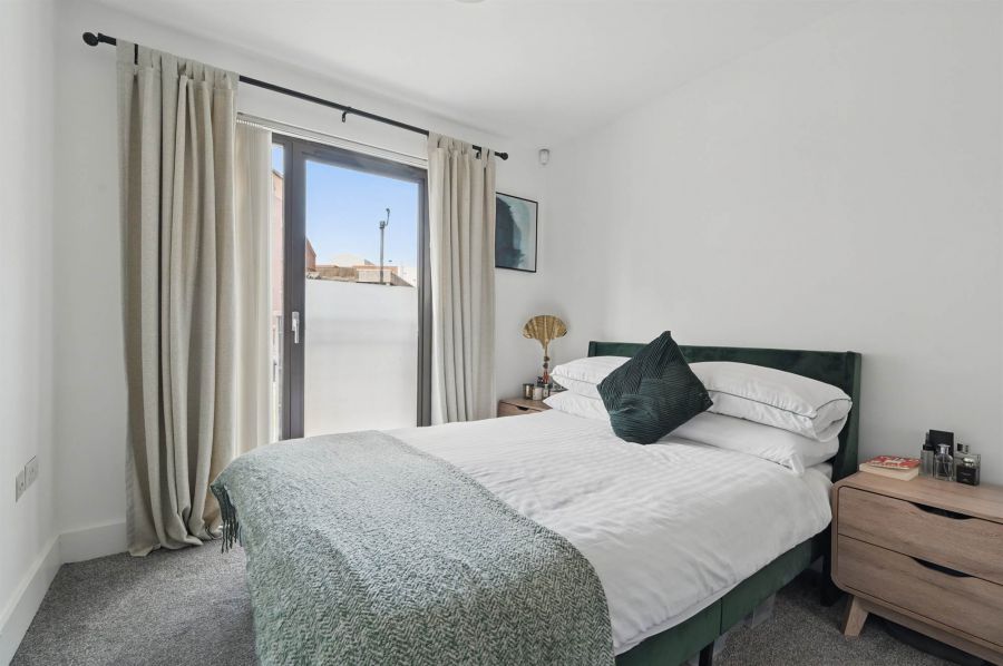 Apt 42 Custom House Square