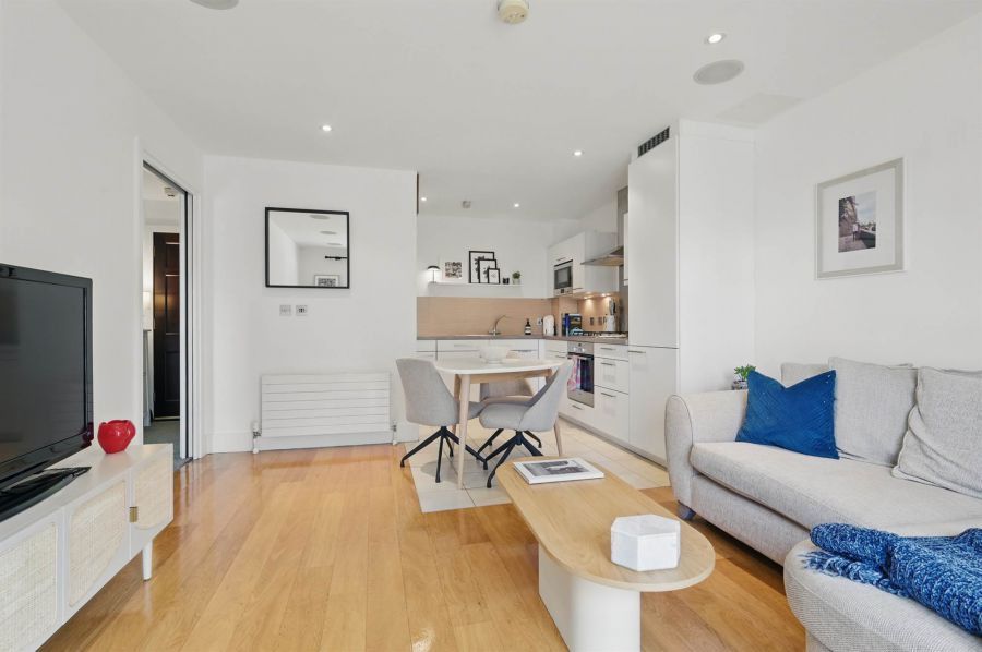 Apt 42 Custom House Square
