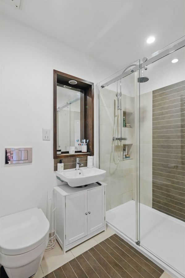 Apt 42 Custom House Square