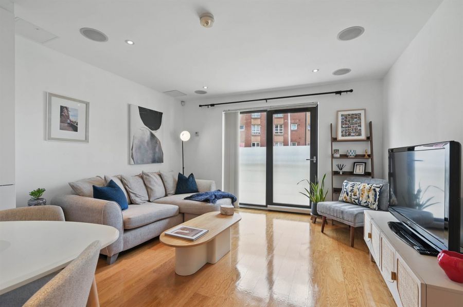 Apt 42 Custom House Square