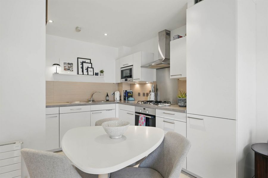 Apt 42 Custom House Square