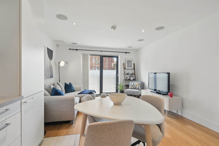 Apt 42 Custom House Square