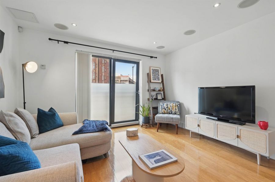 Apt 42 Custom House Square