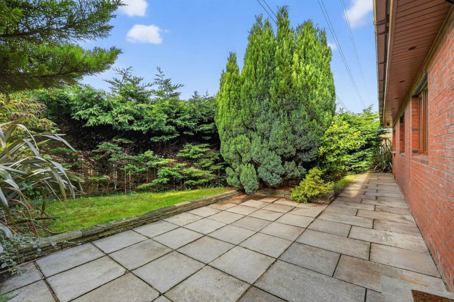 64 Knockbracken Manor