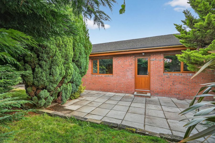64 Knockbracken Manor