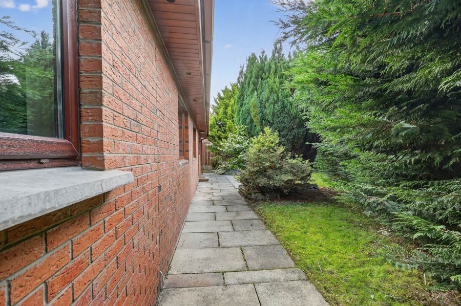 64 Knockbracken Manor