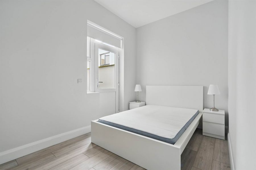 Apt 2 37 Wellington Park